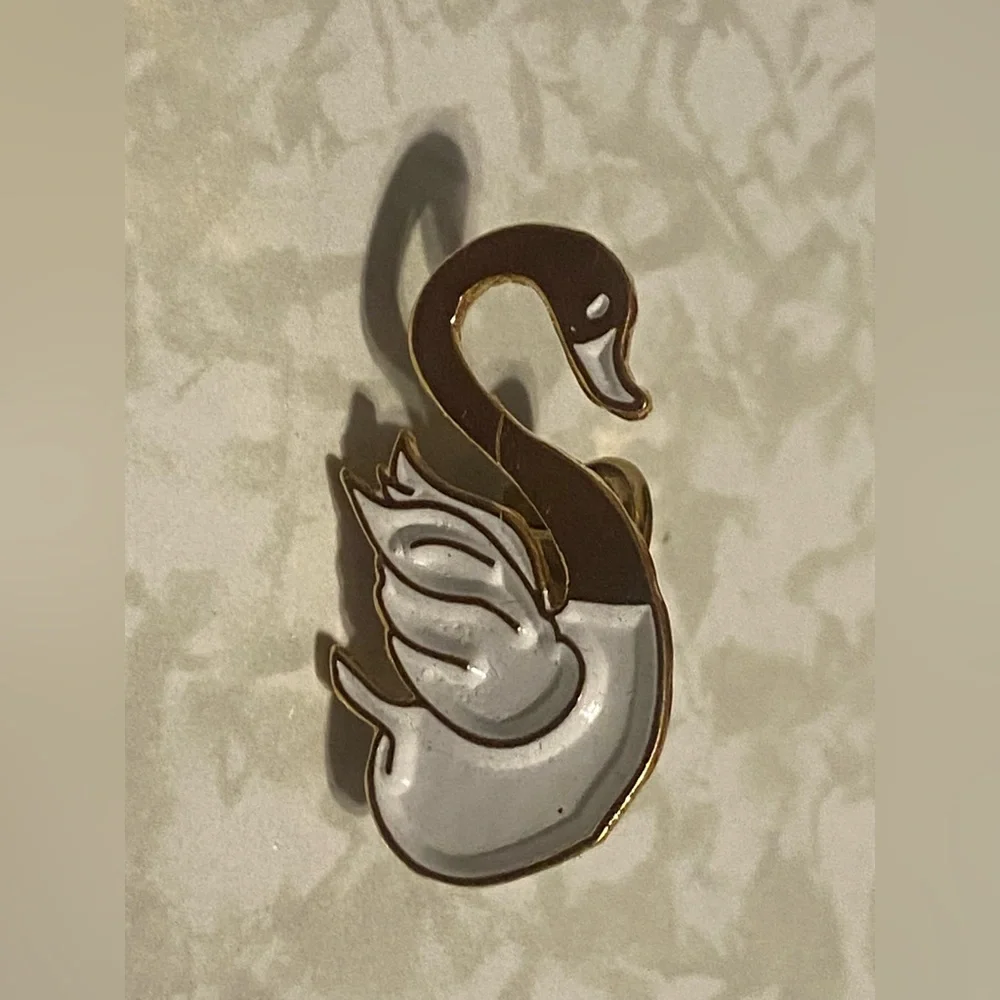 Gold Tone Tone Enamel Swan Pin #7626 💎 SALE